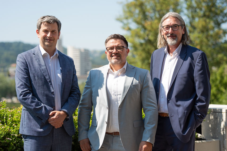 Stehend von links nach rechts die Geschäftsführer der 3 Banken IT Markus Haspl, Johannes Mölk und Karl Stöbich
