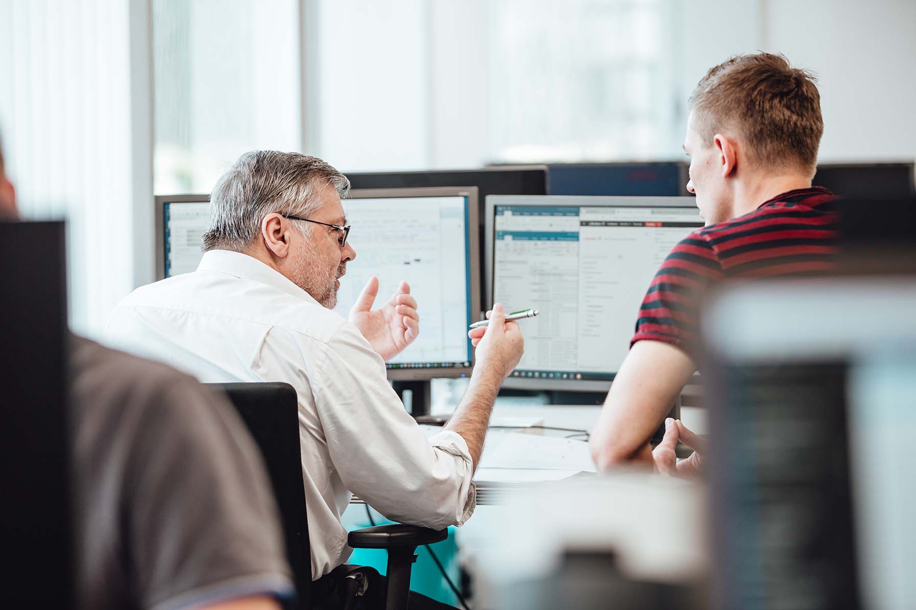 Foto Mitarbeiter bei der Analyse
