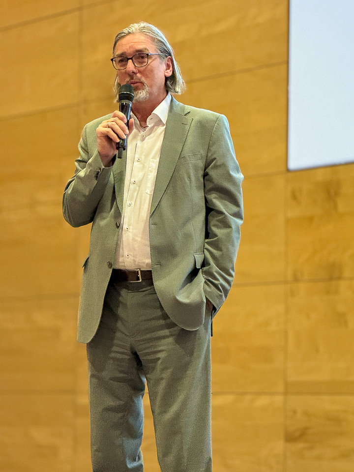 GF Karl Stöbich bei der Präsentation des Strategie-Updates 2030 der 3 Banken IT