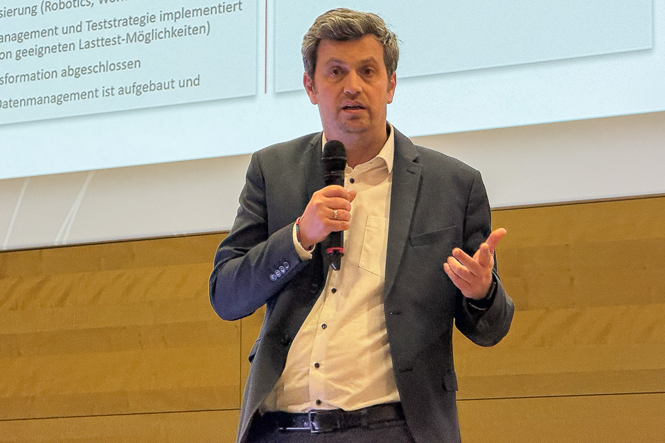 GF Markus Haspl bei der Präsentation des Strategie-Updates 2030 der 3 Banken IT